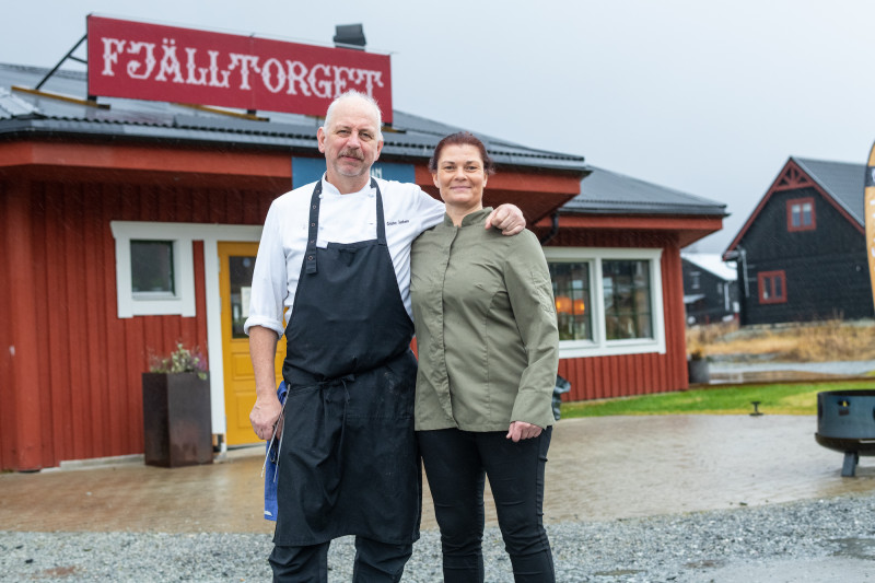 C& R är en restaurang mitt i byn Kittelfjäll, här serveras under  dagtid luncher och varma & kalla smörgåsar och lite senare på kvällen kan du här välja från ála carte menyn.