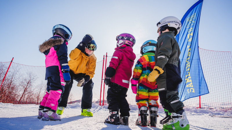 Kittelfjäll Skidskola vill hjälpa fler att uppleva skidglädjen, att åka skidor ska vara roligt! De erbjuder gruppskidskola som arrangeras under högsäsongveckor som jullov, sportlov och påsklov under fasta tider, samt privata lektioner för alpint eller snowboard.