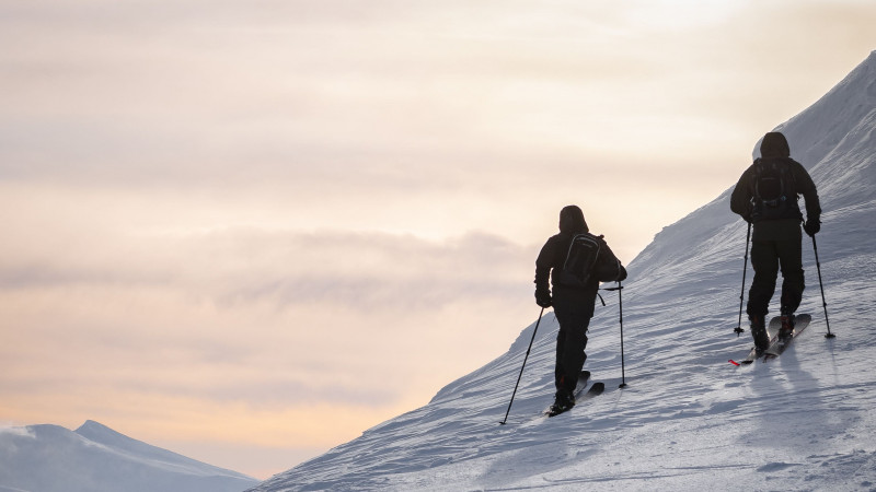 Kittelfjäll Adventures är ett aktivitetsföretag som erbjuder guidade toppturer, guidade offpistturer och lavinkurser under vintern. Under sommaren kan du följa med på topptur, naturvandring, moutainbike eller yoga. Deras guider är efarna och hjälper dig få uppleva det bästa av Kittelfjäll året om.